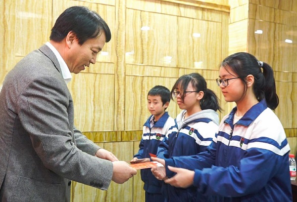 中國華融黨委副書記、監(jiān)事長胡建忠一行赴四川宣漢縣調(diào)研督導(dǎo)扶貧工作